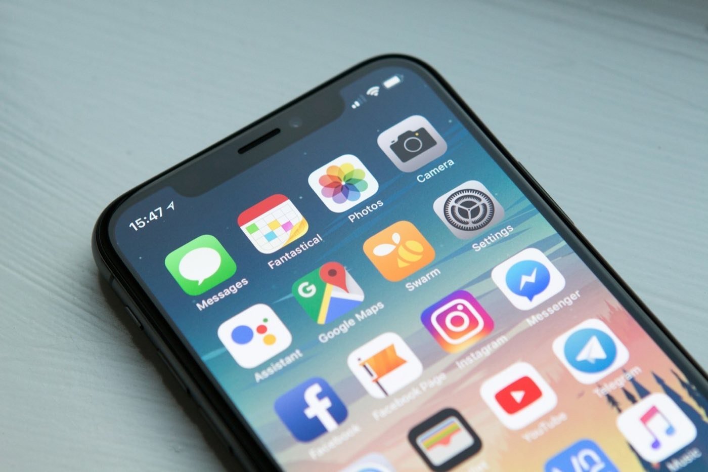App móvil LUMIA en pantalla de smartphone