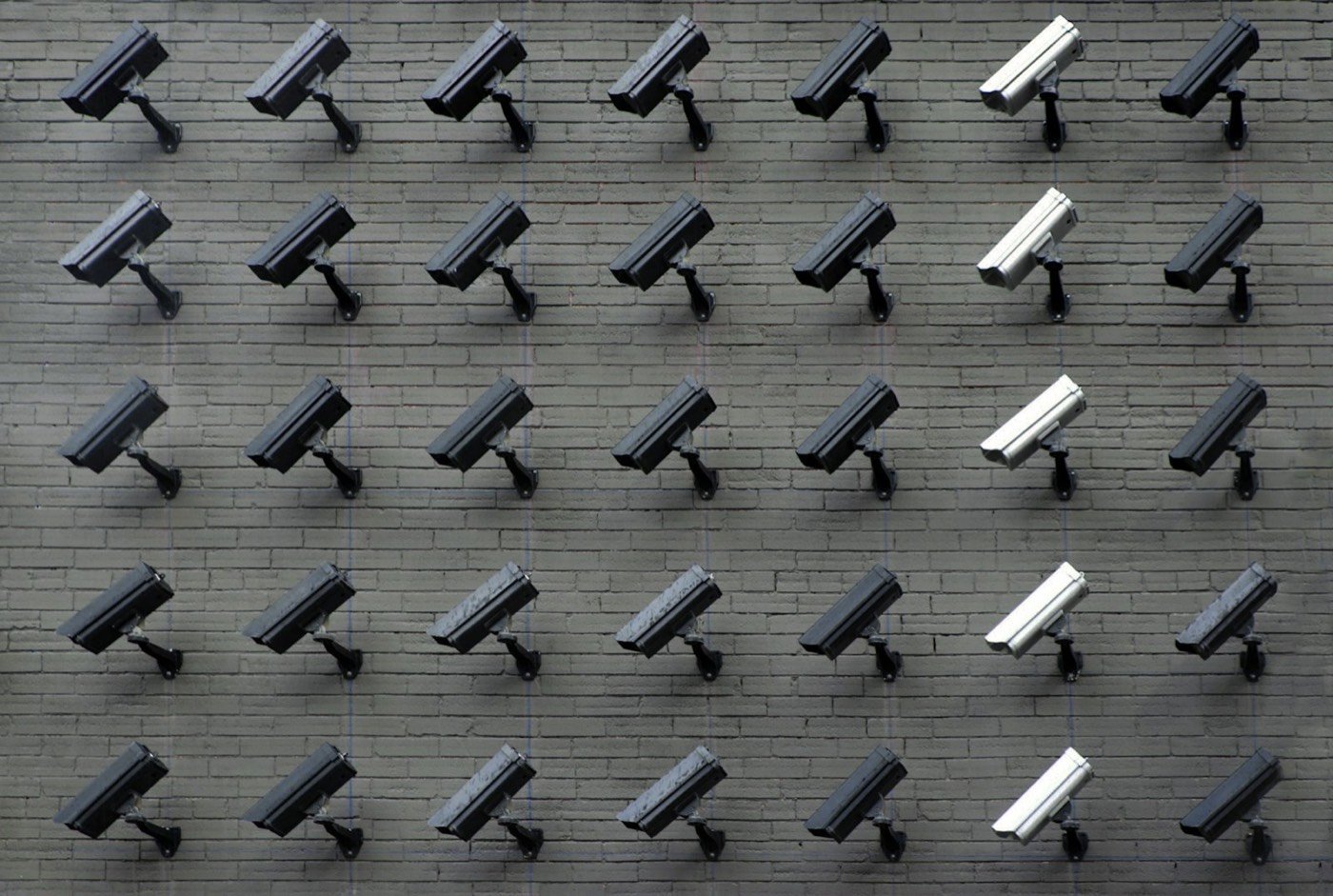 Sistema CCTV de seguridad monitoreando un negocio